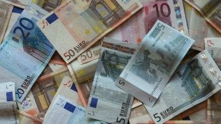 Sempre più contanti in Italia, anche se da Pos e carte prepagate vengono segnali di recupero