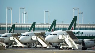 Alitalia, ultimatum dei commissari a Fs: “Si decida o non resta che la liquidazione”