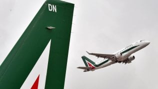 Alitalia: salvataggio in bilico, oggi vertice al Mef e sindacati pronti allo sciopero