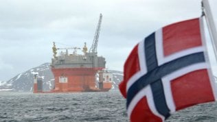 Norvegia, il più grande fondo al mondo abbandona (in parte) il petrolio