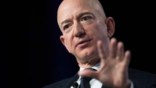 Bezos ancora primo tra i super paperoni. Battuti Gates e Buffett