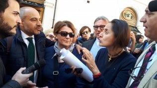 I risparmiatori truffati contro il governo. I 5Stelle: “E’ Tria che non pubblica il decreto”