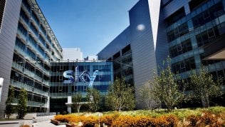 Sky, l’offerta per Internet solo a ottobre. “Prima la norma acchiappa-clienti”