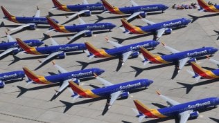 Boeing, slitta la soluzione per i 737 Max. Gli aerei restano a terra