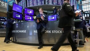 Borse deboli dopo i record di Wall Street. Euro sotto 1,12 dollari