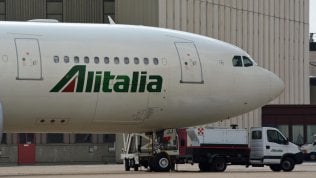 Alitalia, sul tavolo del cda delle Ferrovie la richiesta di proroga per la vendita