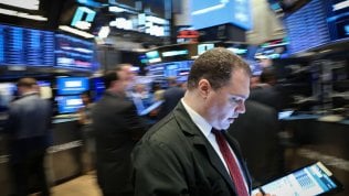 Borse alla finestra in attesa di sviluppi tra Usa e Cina. Sterlina ai minimi da gennaio