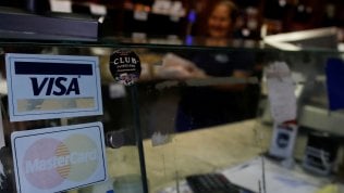 Carte di credito, taglio Ue alle commissioni per Mastercard e Visa